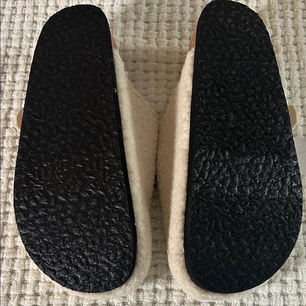 Time and Tru Beige Fleece Slippers - Picture 4 of 8